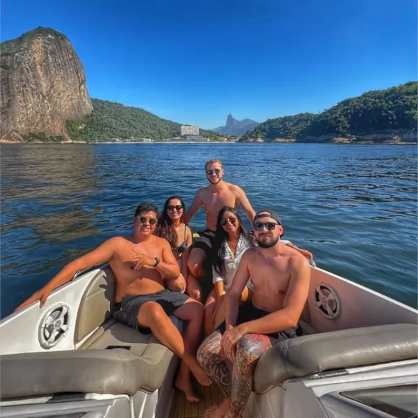 Grupo em passeio de lancha